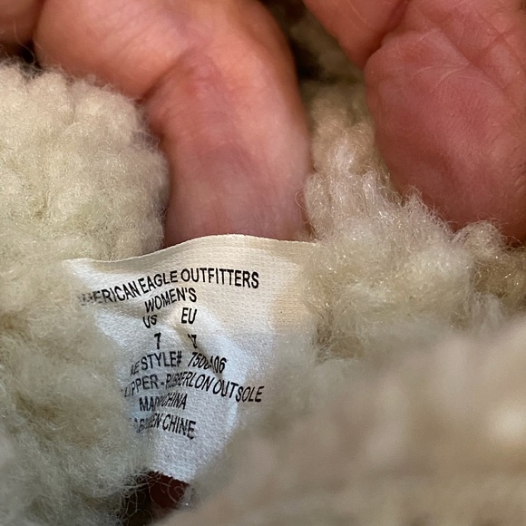 NWOT AMERICA EAGLE CREAM SUEDE SHERPA BOOTS - Picture 7 of 8